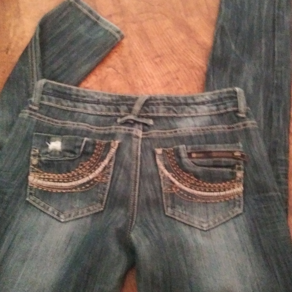 Woman's almost famous size 7 jeans